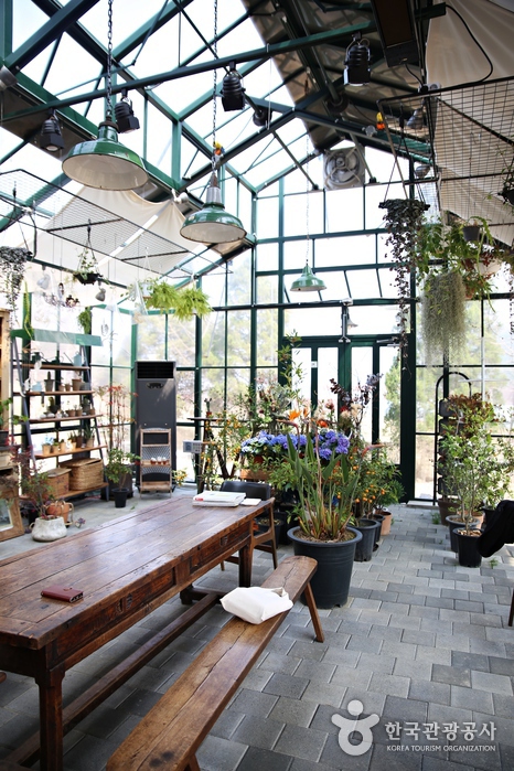 그린하우스 군데군데 앉아서 쉬어갈 만한 의자가 있다