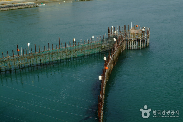 남해 지족해협에 자리한 죽방렴 <사진제공·한국관광공사, 국내온라인마케팅팀>