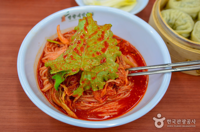 재인폭포 근처에서 맛볼 수 있는 새콤달콤한 비빔국수