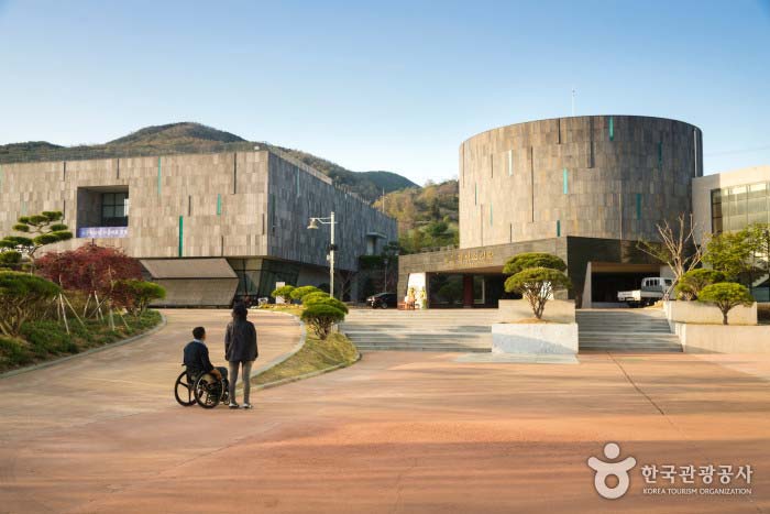 천년의 마당에서 바라본 대장경천년관과 빛소리관