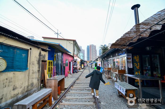 낡은 기찻길과 다닥다닥 붙은 판잣집이 독특한 정취를 불러일으키는 경암동철길마을