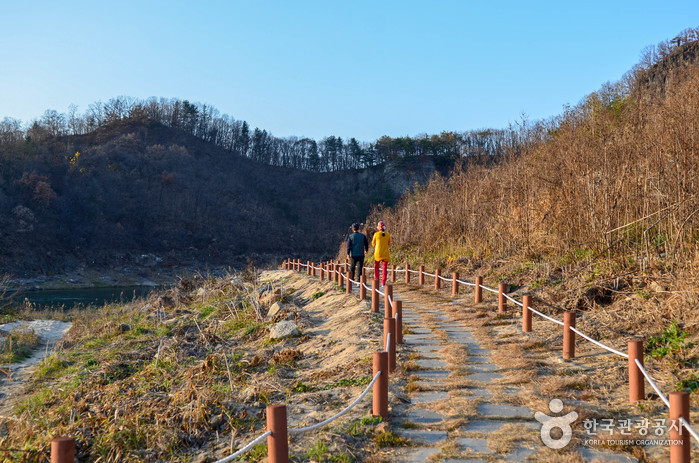 좌상바위로 향하는 탐방로