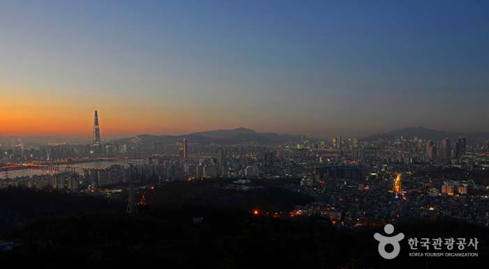 아차산 해맞이광장 왼쪽 전망대에서 본 도심 새벽 풍경