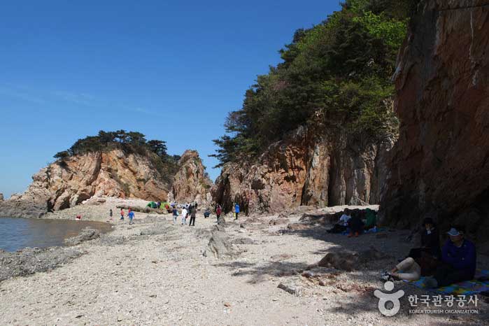 노적봉 주변으로 삼삼오오 자리를 잡은 관광객들