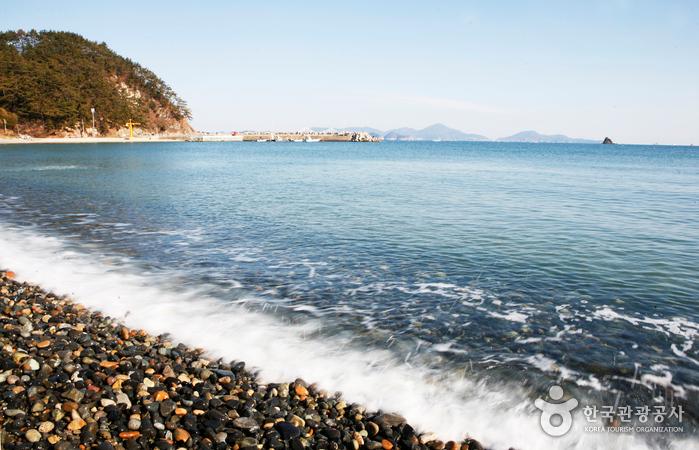 겨울 바다의 고요한 휴식을 음미하기 좋은 두모몽돌해변