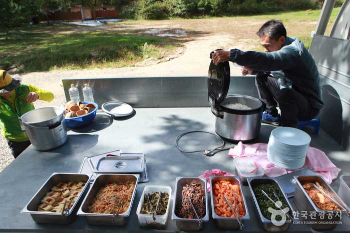 금강송군락지에 닿으면 맛있는 밥차가 기다리고 있다
