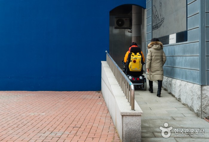 안산어촌민속박물관 입구 경사로