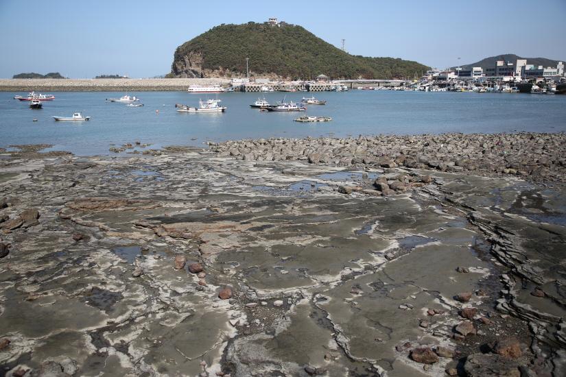봉화봉에서 바라본 격포항과 닭이봉