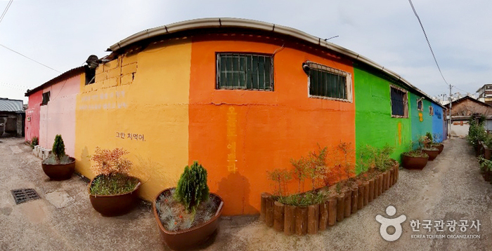 포토존으로 유명한 컬러 마을 8색 벽화