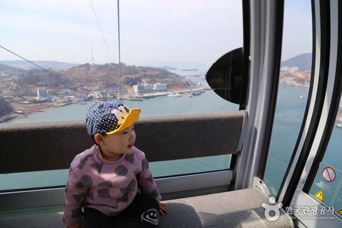 크리스탈 캐빈 안에서 바다를 바라보는 아이