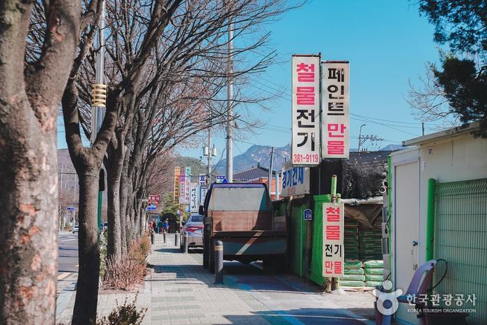 큰 도로가 옆으로 식당들이 즐비해있다.