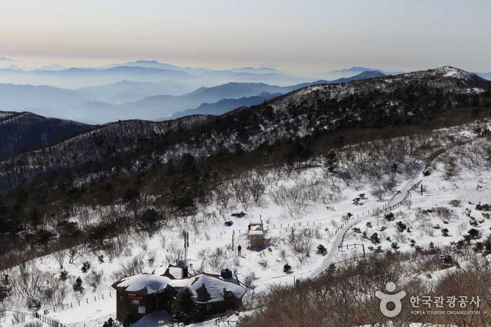 매점과 화장실이 있는 향적봉 대피소