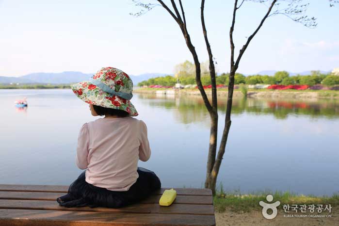 공지천 수변 산책로 곳곳에 쉬어갈 수 있는 벤치가 있다