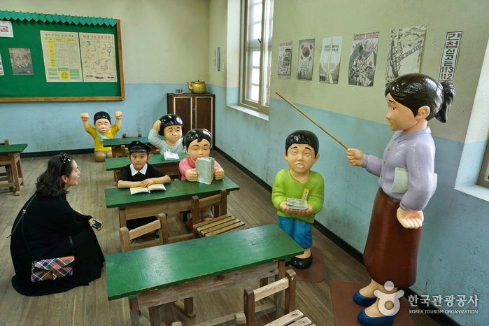 옛날 교실을 재현한 장생포초등학교에서 옛날 교복을 입고 사진 찍는 어린이