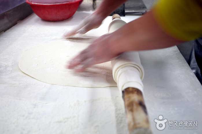 세 차례 반죽하고 24시간 숙성시킨 반죽을 홍두깨로 민다