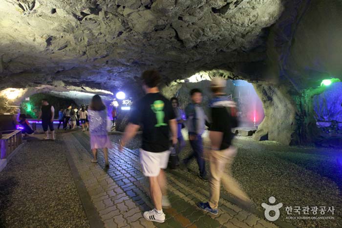 수많은 사람들이 오가는 동굴 풍경