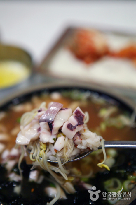 오징어가 더해져 고소한 맛이 나는 현대옥 콩나물국밥