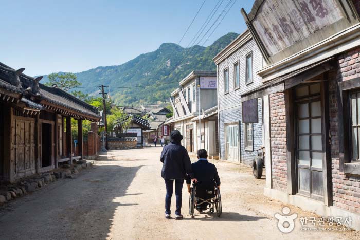 서민촌과 적산가옥 사이 골목