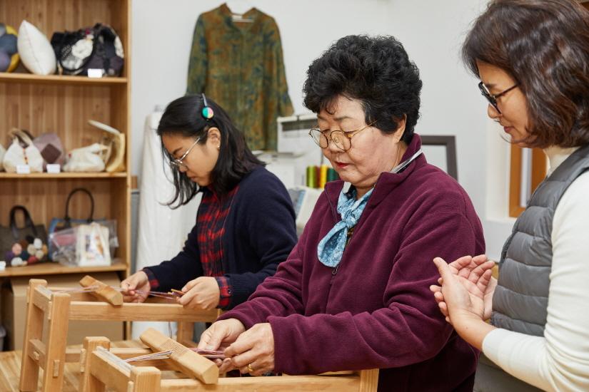 한산모시관 공예체험방의 모시팔찌 짜기 체험