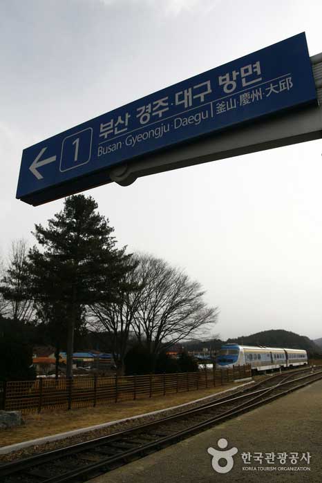 화본역에서 부전역으로 가는 열차 승강장