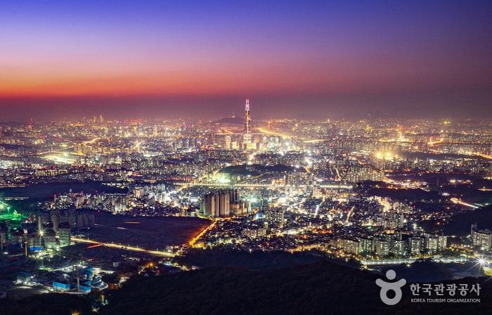 서문 주변은 서울 야경을 즐길 수 있는 최고의 조망 포인트로도 손색이 없다