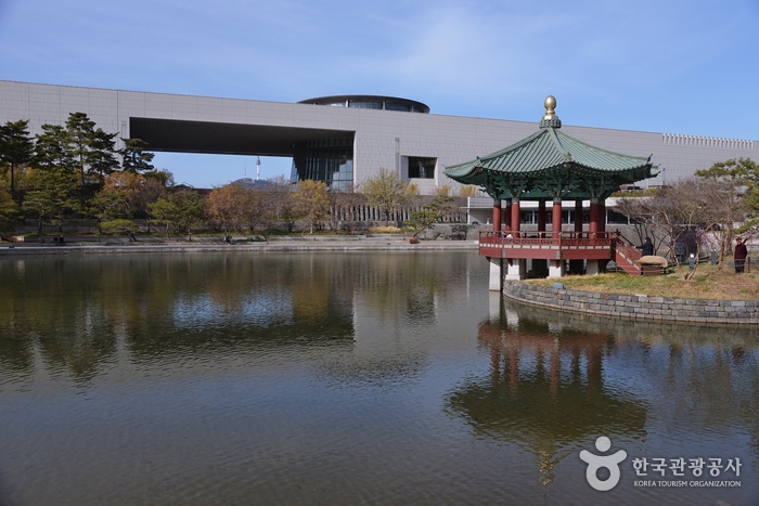 웅장한 국립중앙박물관 전경. 건물 가운데 공간이 마치 창문 같다.