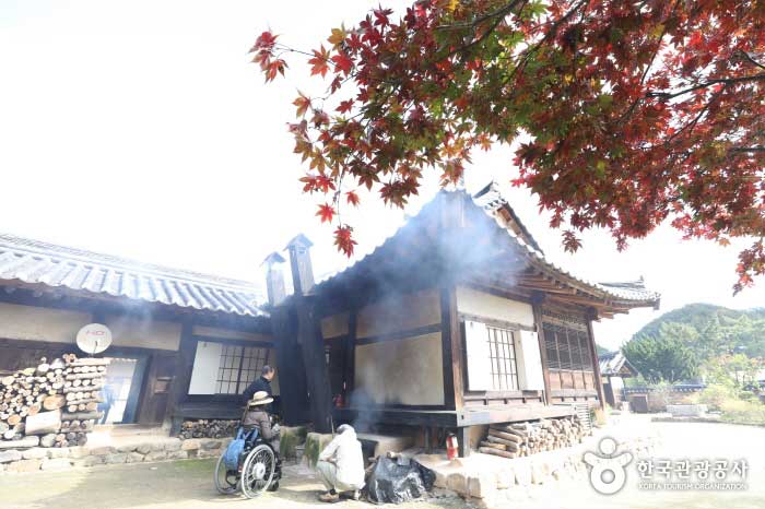 가을 정취가 빼어난 송소고택을 지켜온 11대 심재오 종손