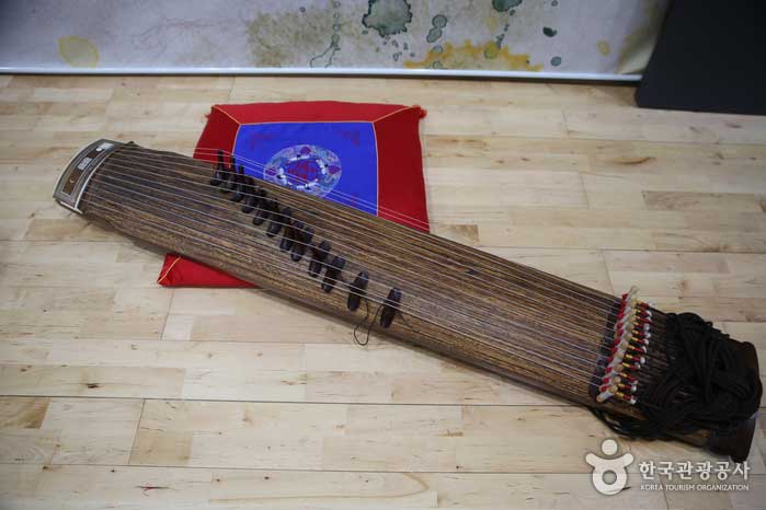 거문고와 가야금, 장구를 직접 연주해볼 수도 있다