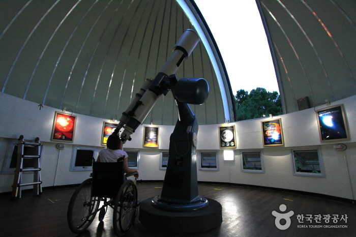 천체를 관찰할 수 있는 주관측실의 망원경