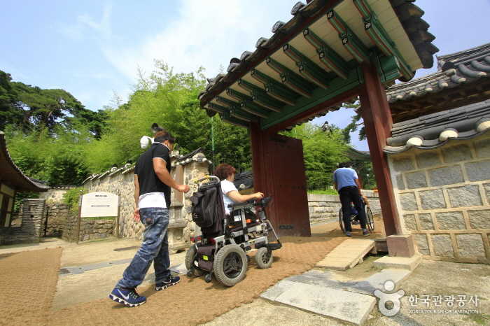 바깥채에서 오죽헌 몽룡실로 가는 중간문의 경사판