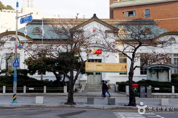 진해군항마을 역사길에 자리한 진해우체국