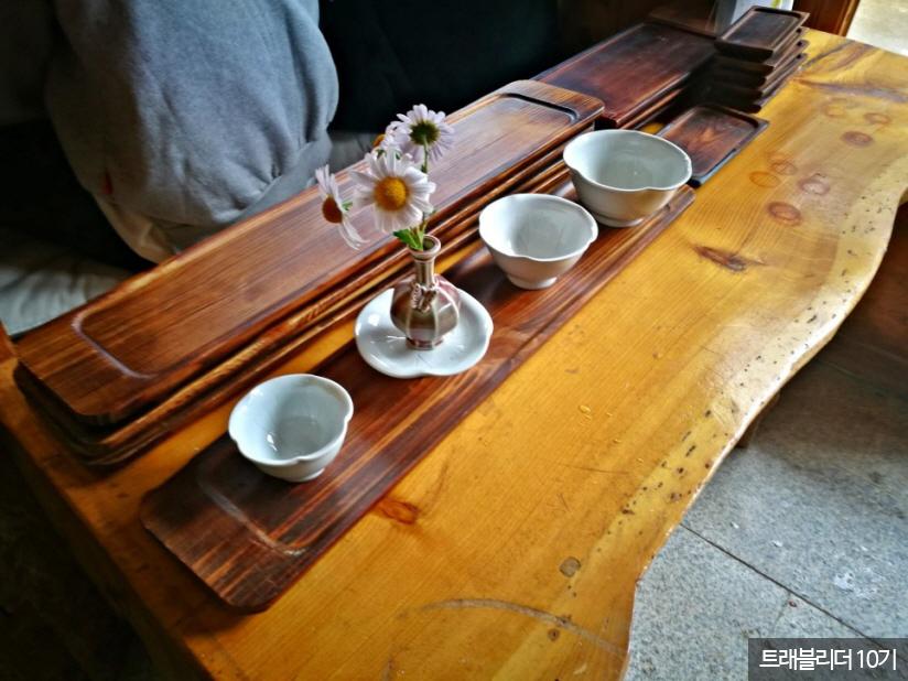 전통차를 즐기며 힐링의 시간을 가져볼 수 있는 헌다실, 마음마저 정갈해지는 것을 느낄 수 있다.