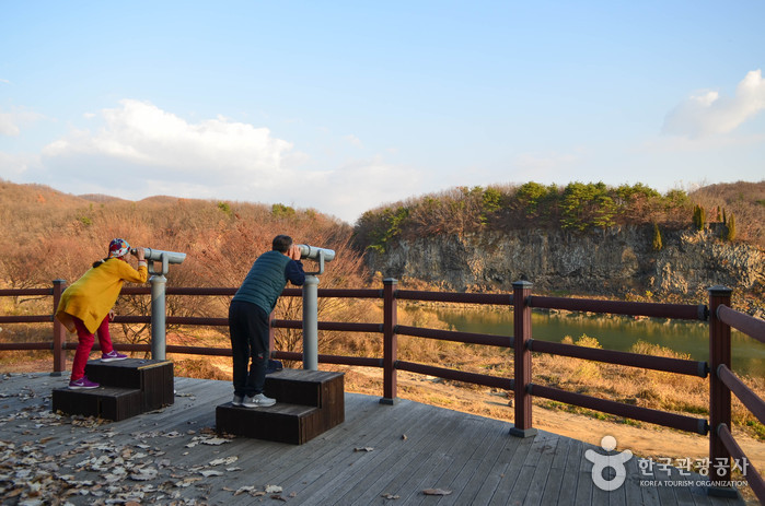 전망대에서 바라본 아우라지베개용암