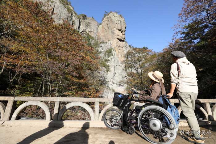 사람의 옆얼굴을 닮은 주왕산 시루봉