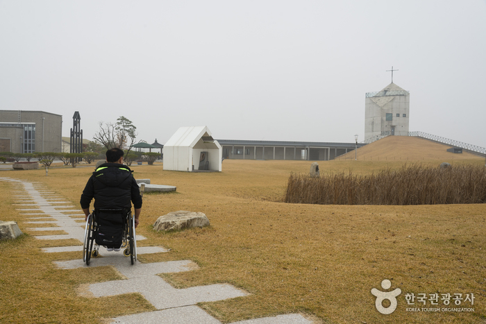 잔디와 건축물의 조화가 아름다운 신리성지