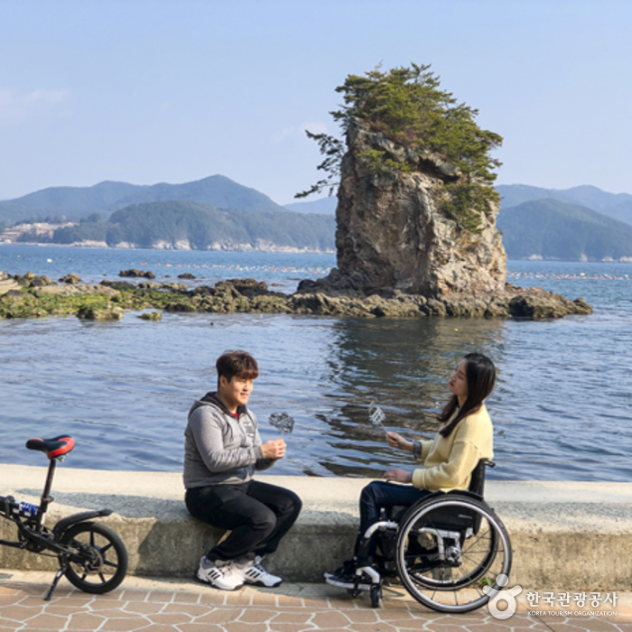 복바위 앞에서(신미경 작가 제공)