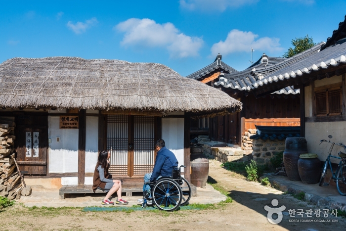 섬계고택의 별당(초가)