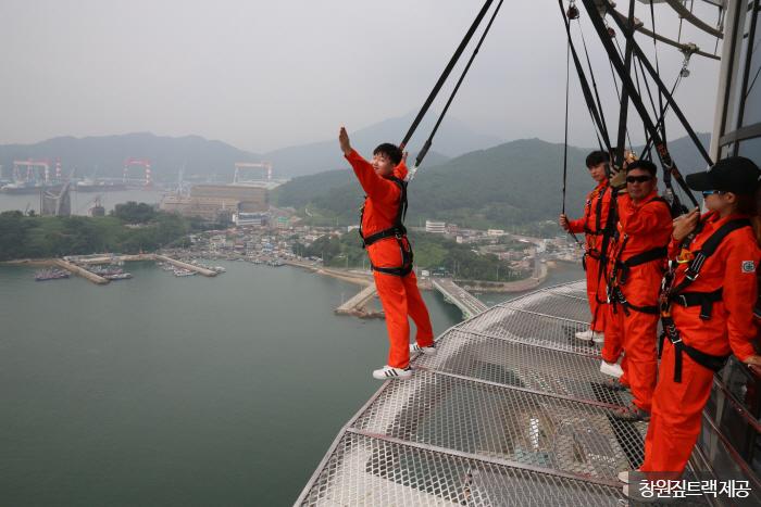 높이 94m 타워 바깥의 가장자리를 걷는 엣지워크 <사진제공:창원짚트랙>