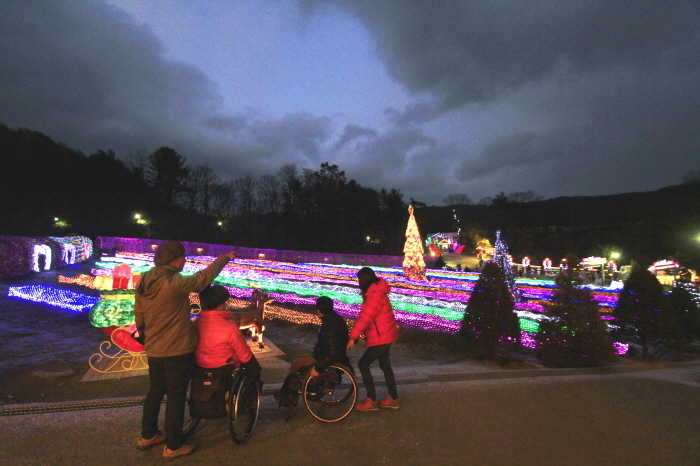 산타하우스교회 앞에서 본 불빛동화축제의 전경
