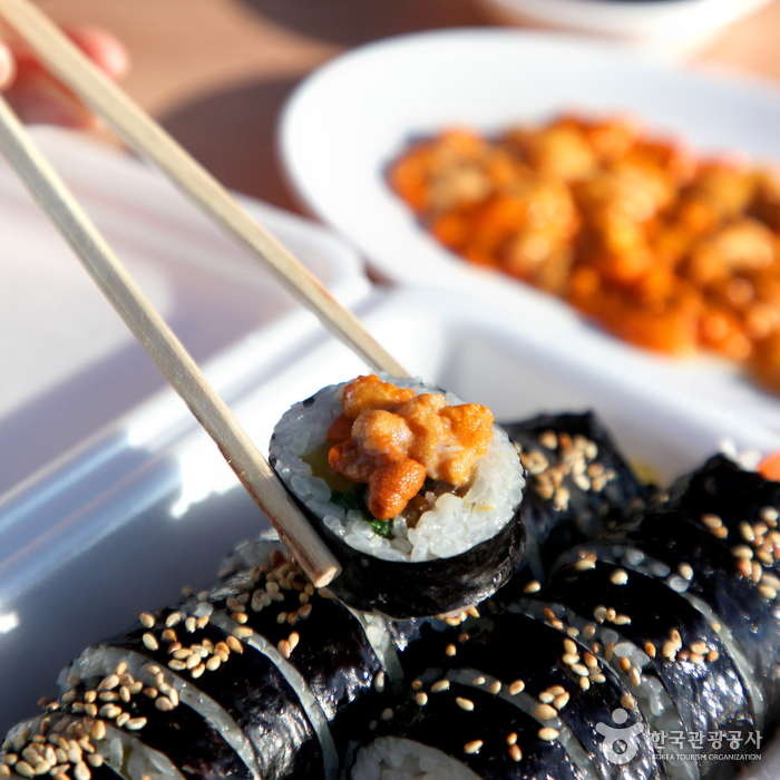 성게알 얹어 먹는 해녀김밥