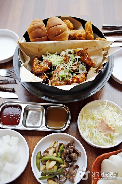 후라이드, 왕갈비통닭, 모닝빵이 어우러진 반반 메뉴