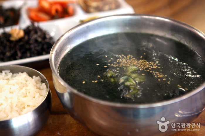 일출 보느라 언 몸을 따뜻하게 녹여주는 매생이국