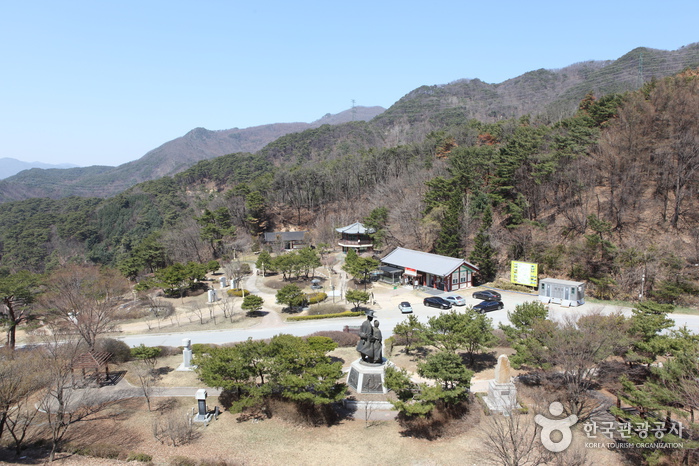 박달재 정상. 전설의 주인공 박달 도령과 금봉 낭자의 조각상이 있다.