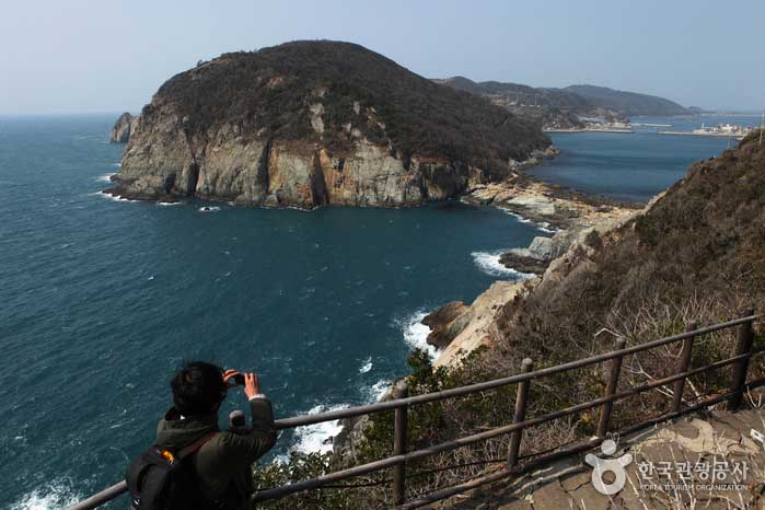 거문도등대로 향하는 길에서 바라본 목넘어