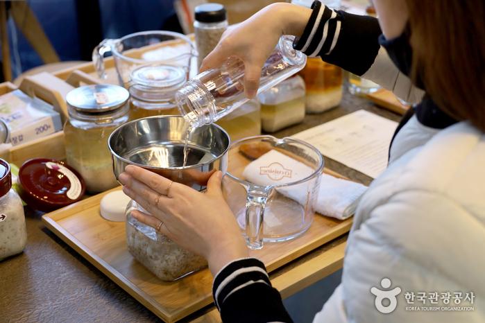 내가 빚은 막걸리를 집으로 가져가면 며칠 후 마실 수 있다.