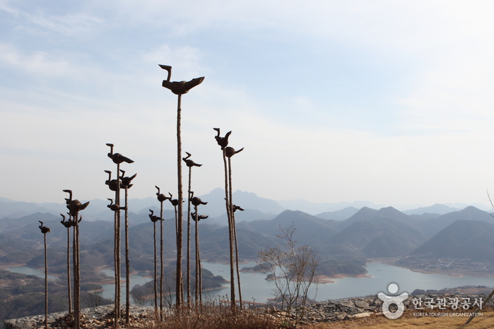 솟대 조형물 뒤로 ‘육지 속 바다’ 청풍호의 절경이 보인다.