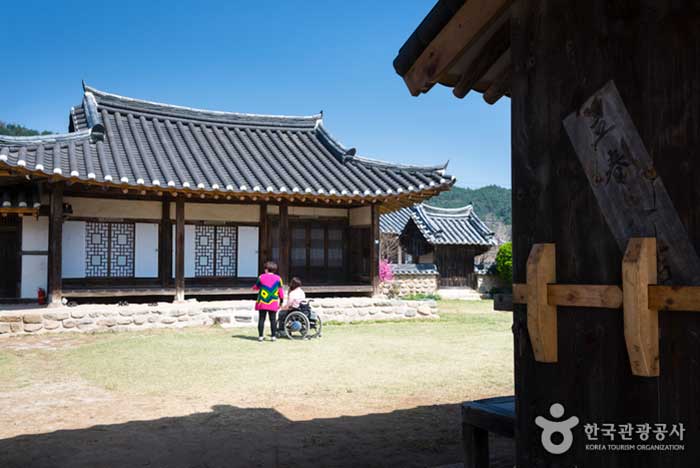 조선시대 건축물의 특징을 듣는 여행객