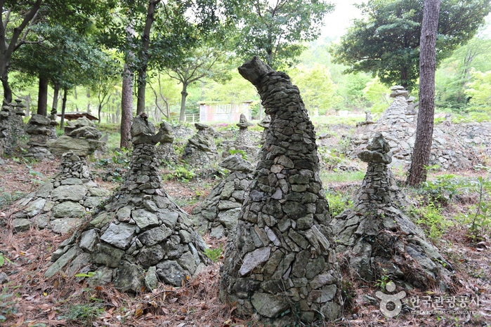 각양각색 돌탑이 볼거리를 더한다.