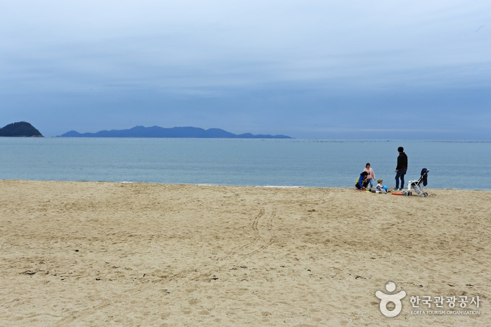 친환경 해수욕장 국제 인증 ‘블루플래그’를 획득한 신지명사십리해수욕장