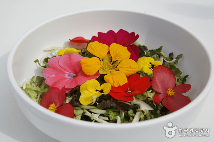 식물원 레스토랑에서 꽃밥을 맛볼 수 있다. 